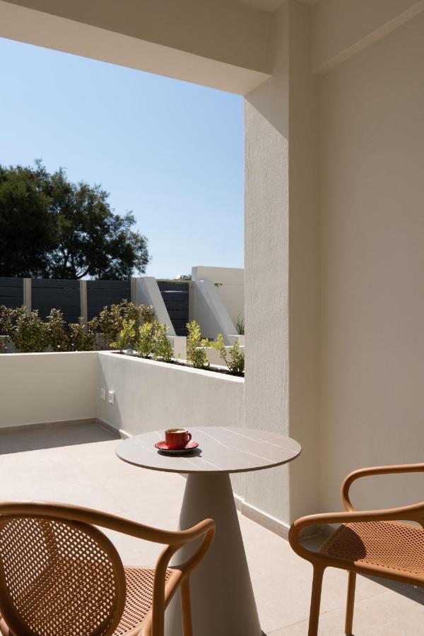Acanthus Oia-Private Hot Tub Suites Bagian luar foto